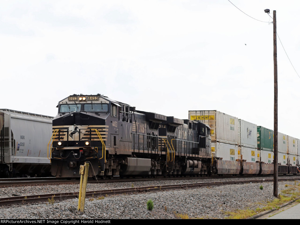 NS 4453 leads train 28R northbound